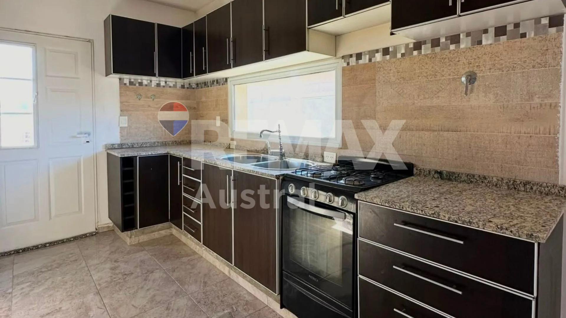 CASA PH 3 DORMITORIOS CON PATIO EN RADA TILLY ! foto 5