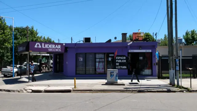 EXCELENTE PROPIEDAD COMERCIAL DE SEIS LOCALES TOTALMENTE ALQUILADO Y VIVIENDA FAMILIAR DE TRES AMBIENTES CON COCHERA
