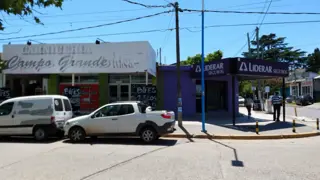 EXCELENTE  PROPIEDAD  COMERCIAL  DE SEIS  LOCALES TOTALMENTE ALQUILADO Y VIVIENDA FAMILIAR DE TRES AMBIENTES CON COCHERA foto 4