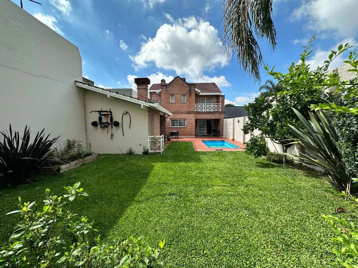 Casa en venta 5 Amb en Villa Sarmiento  c/pileta foto 2
