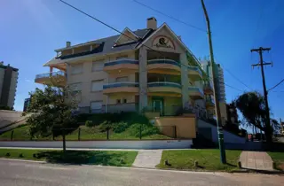 EXCELENTE EDIFICIO EN VENTA 12 DEPARTAMENTOS EN VILLA GESELL PLENO CENTRO foto 2