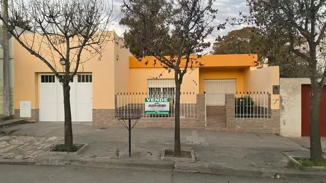 SE VENDE HERMOSA CASA CENTRICA – C. DE PATAGONES