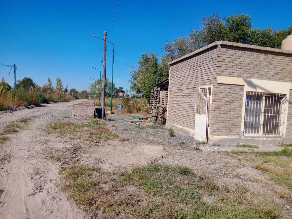 Casa + Galpón + dto. sobre terreno de 1.002,80 m2 foto 2