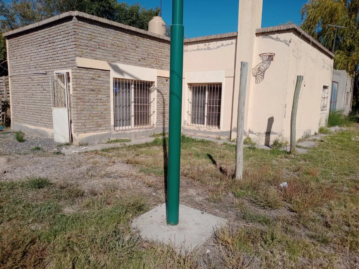 Casa + Galpón + dto. sobre terreno de 1.002,80 m2 foto 3