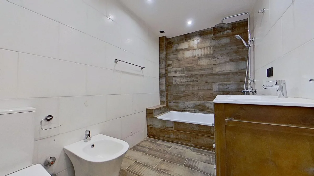 Triplex 3 ambientes con Jardín Parrilla y Cochera foto 4