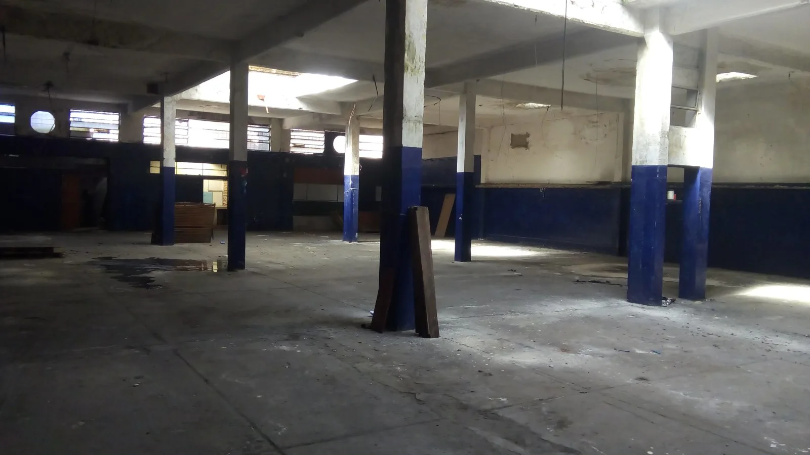 Galpon /Depósito en Planta Baja y mas de 11 habitaciones en Planta Alta, todo junto o por separado foto 3