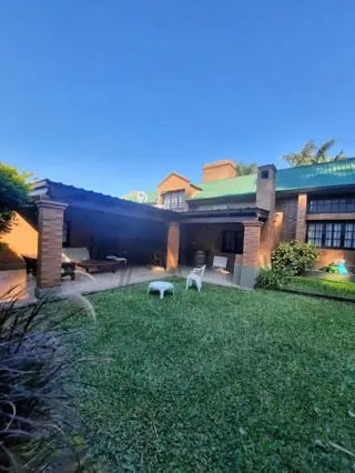 EN VENTA CASA DE 4 DORMITORIOS CON PILETA EN COUNTRY DEL GOLF VIEJO foto 1