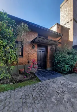 EN VENTA CASA DE 4 DORMITORIOS CON PILETA EN COUNTRY DEL GOLF VIEJO foto 2