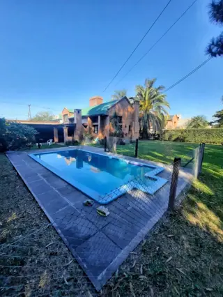 EN VENTA CASA DE 4 DORMITORIOS CON PILETA EN COUNTRY DEL GOLF VIEJO foto 3