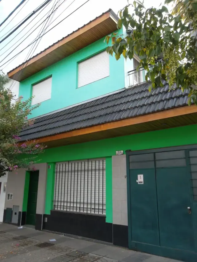VENTA DE CASA MULTIFAMILIAR DE CUATRO AMB. Y FONDO LIBRE ZONA CHILAVERT
