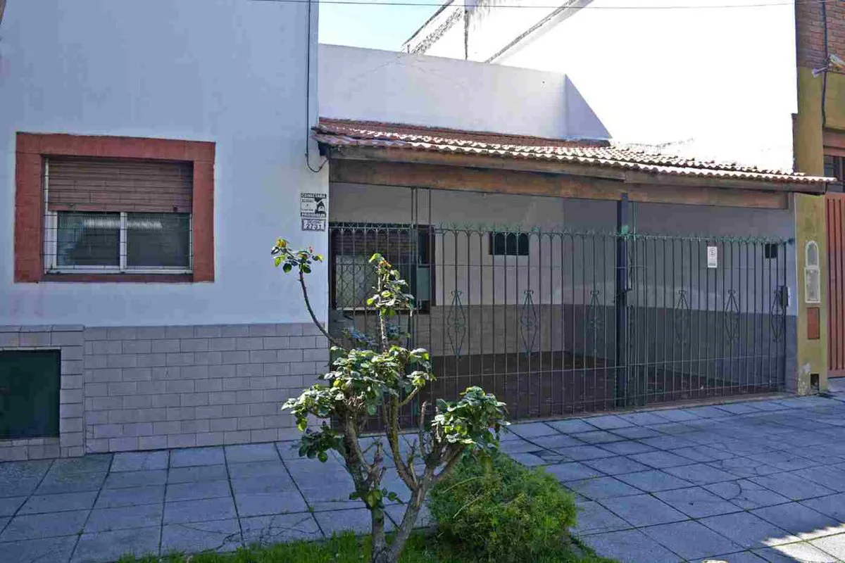 VENTA CASA 3 AMB C/ COCHERA Y PATIO - V. ALSINA foto 2