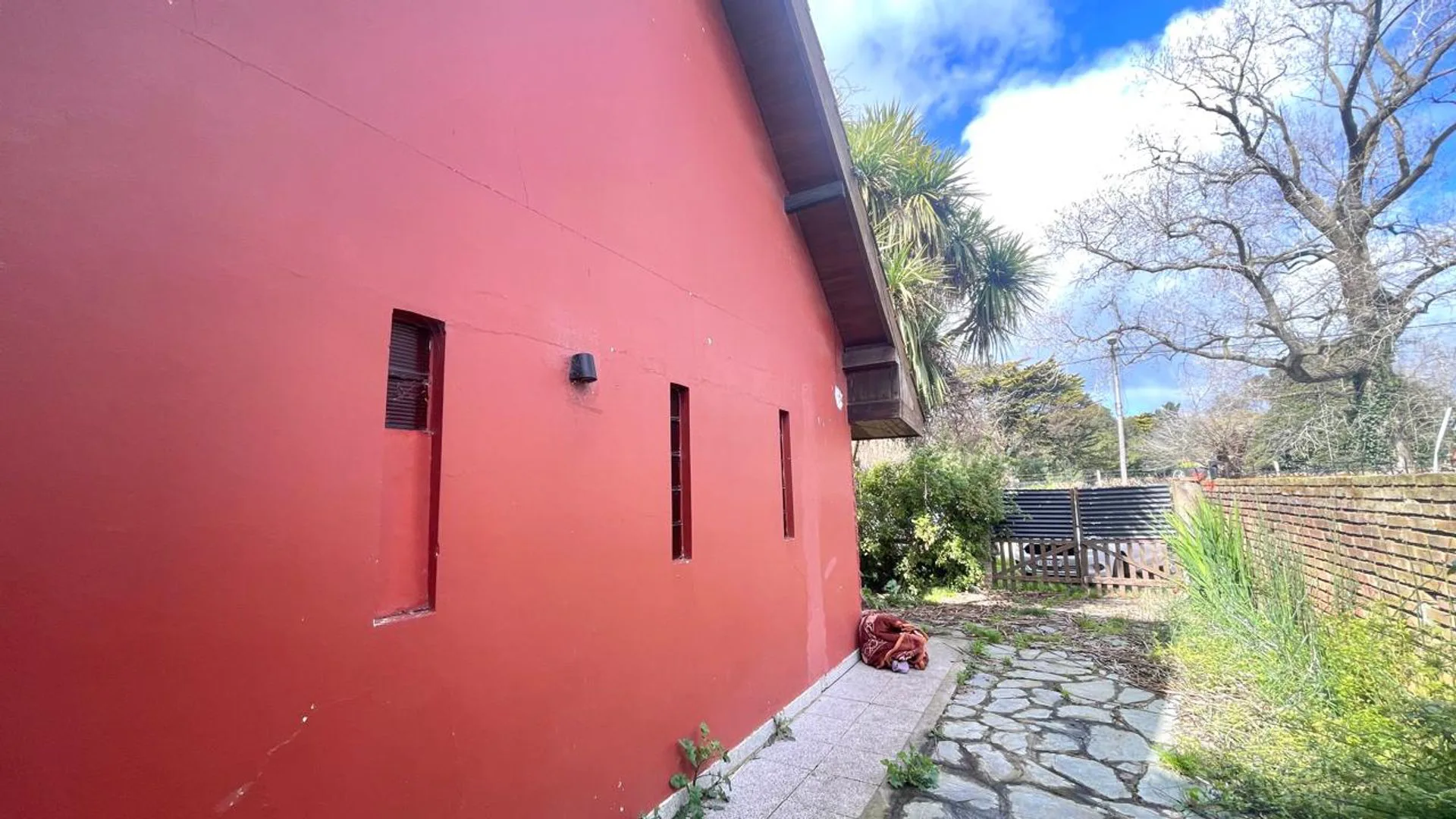 Venta casa 3 ambientes  garaje y parque a reciclar foto 3