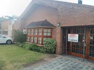 Venta Casa 3 dormitorios garage doble pileta quincho asador 5 baños U$S360.000. foto 1