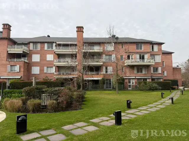 Jardines de San Isidro - 3 piso con techos altos - Dos ambientes c/cochera