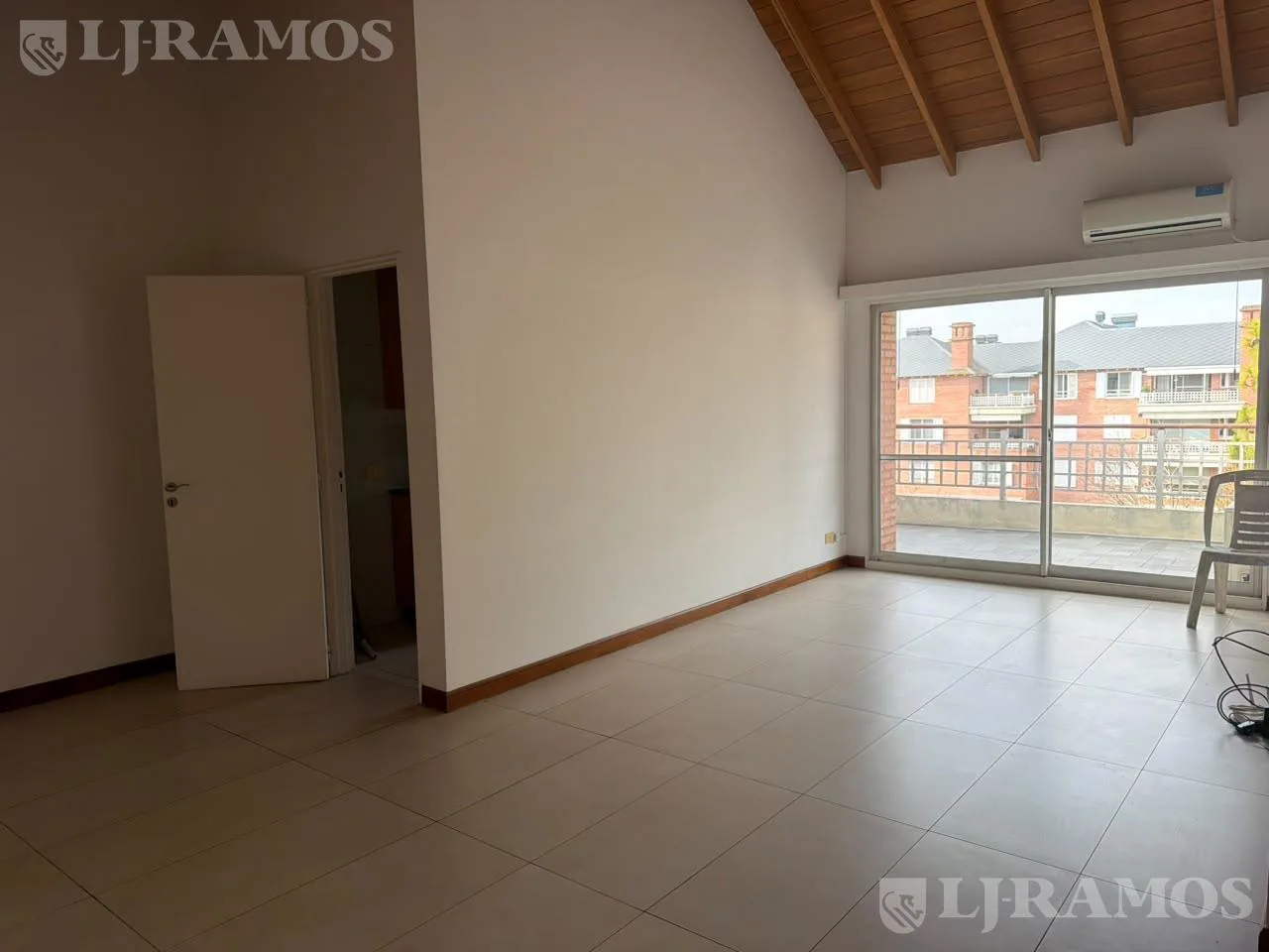 Jardines de San Isidro - 3 piso con techos altos - Dos ambientes c/cochera foto 2
