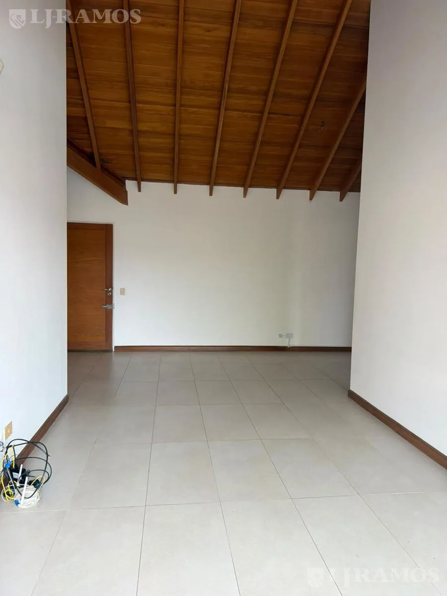 Jardines de San Isidro - 3 piso con techos altos - Dos ambientes c/cochera foto 3