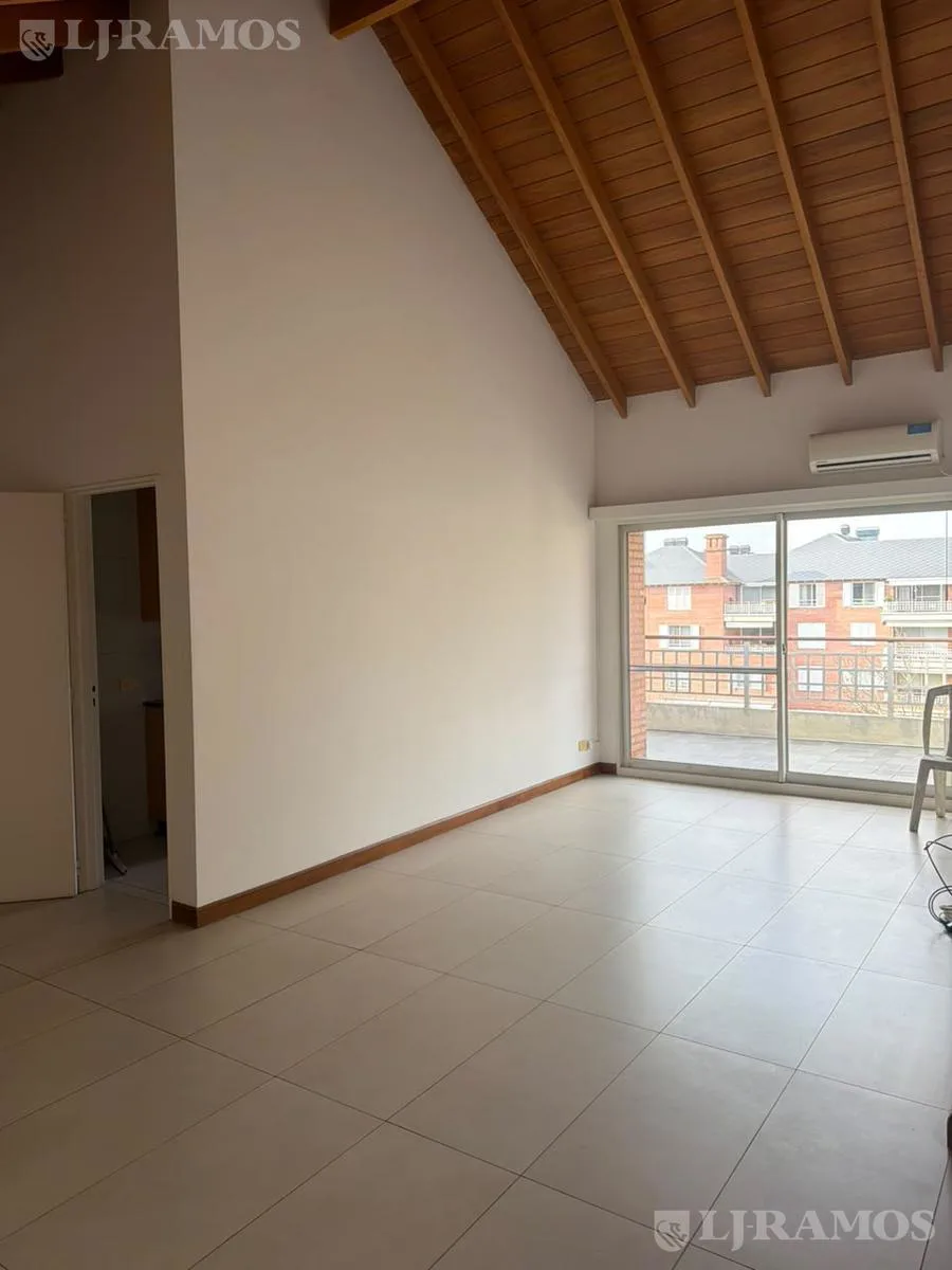 Jardines de San Isidro - 3 piso con techos altos - Dos ambientes c/cochera foto 4