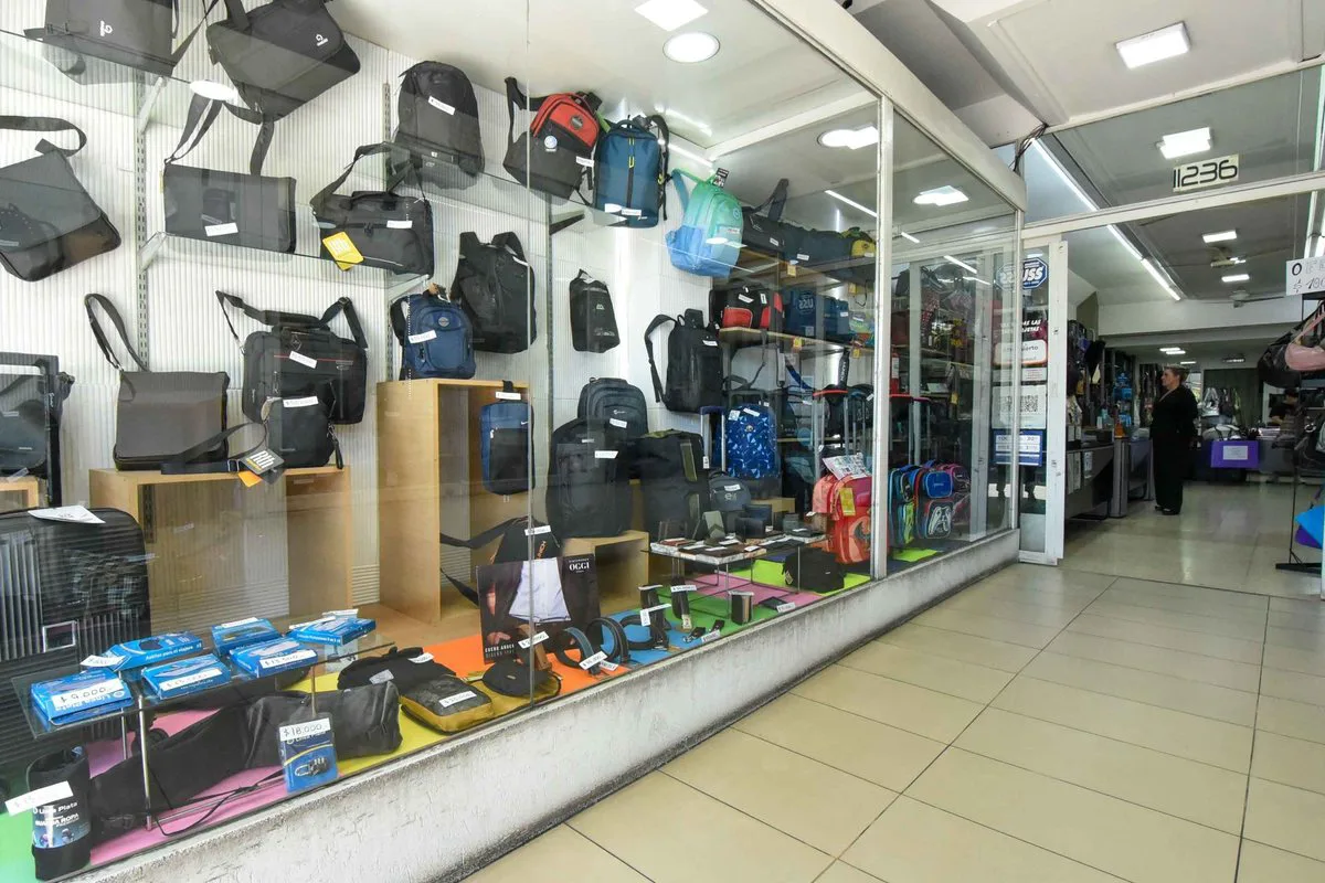Venta local en Liniers Av.Rivadavia 2 plantas foto 2