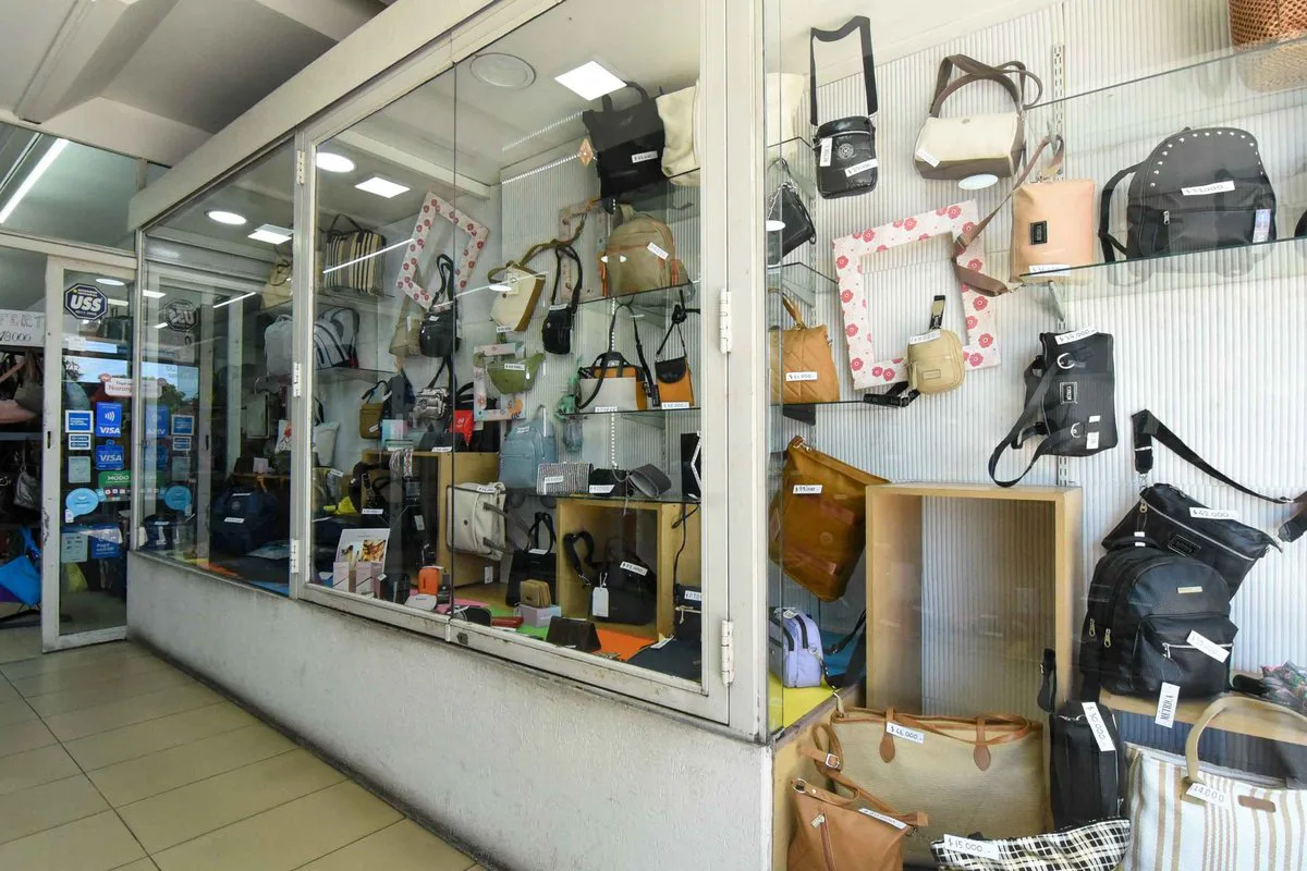 Venta local en Liniers Av.Rivadavia 2 plantas foto 3