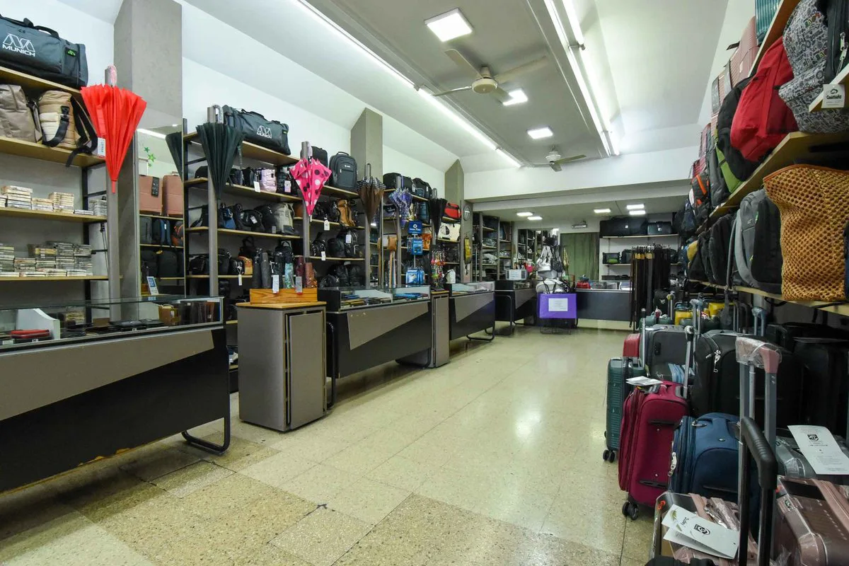 Venta local en Liniers Av.Rivadavia 2 plantas foto 4