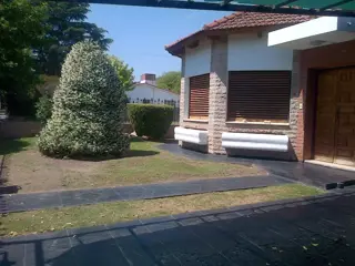 IMPORTANTE PROPIEDAD A LA VENTA EN BARRIO RESIDENCIAL SANTA RITA foto 1