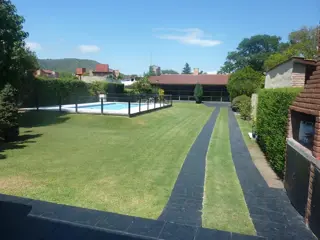 IMPORTANTE PROPIEDAD A LA VENTA EN BARRIO RESIDENCIAL SANTA RITA foto 2