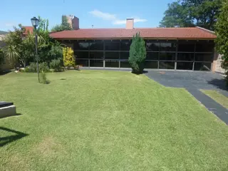 IMPORTANTE PROPIEDAD A LA VENTA EN BARRIO RESIDENCIAL SANTA RITA foto 3