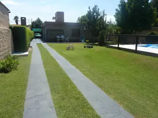 IMPORTANTE PROPIEDAD A LA VENTA EN BARRIO RESIDENCIAL SANTA RITA foto 4