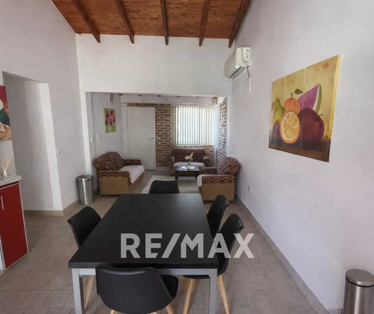 Casa de 3 dormitorios con quincho y departamento foto 2