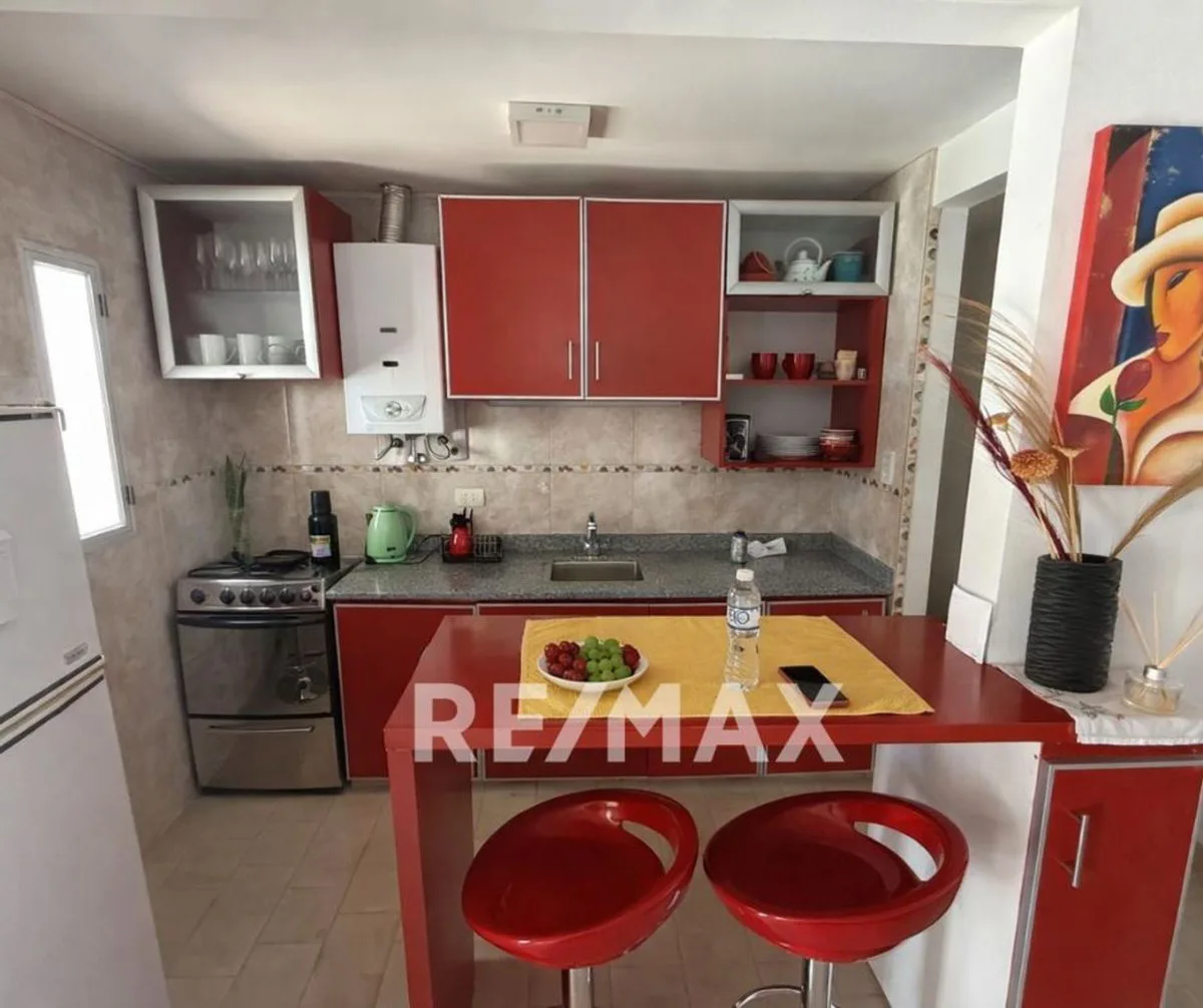 Casa de 3 dormitorios con quincho y departamento foto 3