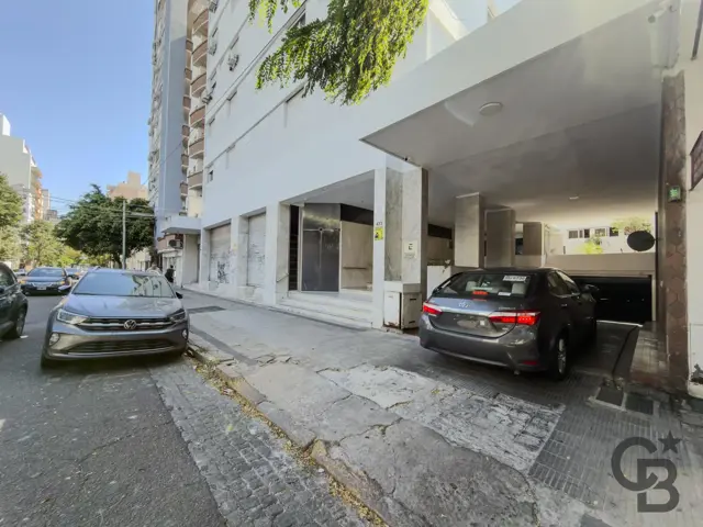 Local Oficinas 700 m2 con 3 vidrieras y 3 cocheras en La Plata