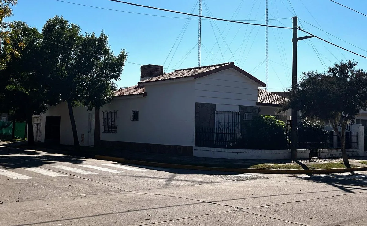 SE VENDE CASA SOBRE  ESQUINA EN SAN CARLOS CENTRO foto 2