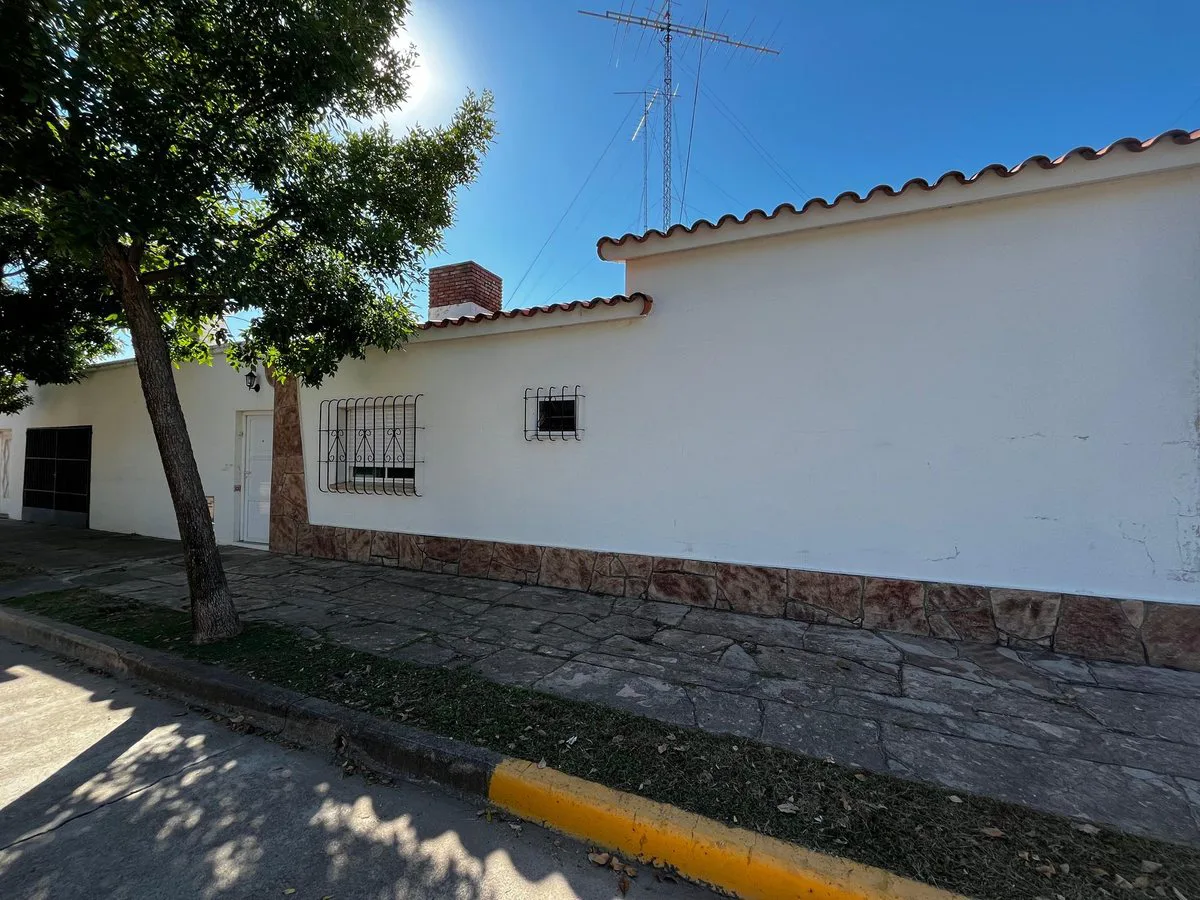 SE VENDE CASA SOBRE  ESQUINA EN SAN CARLOS CENTRO foto 3