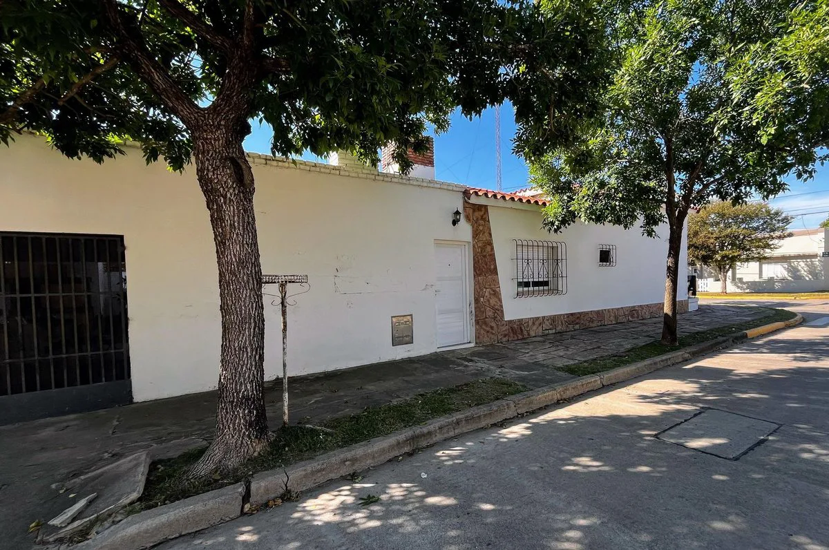SE VENDE CASA SOBRE  ESQUINA EN SAN CARLOS CENTRO foto 4