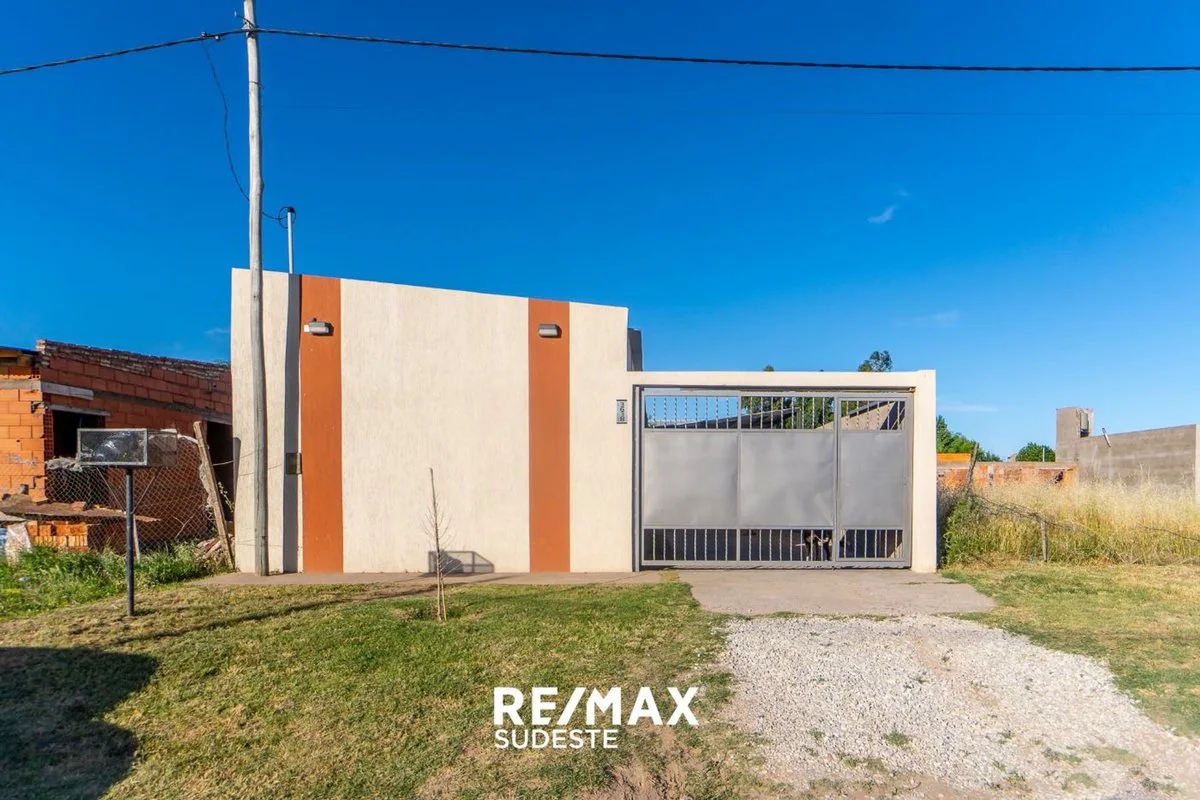 Venta casa 2 dormitorios con quincho foto 2