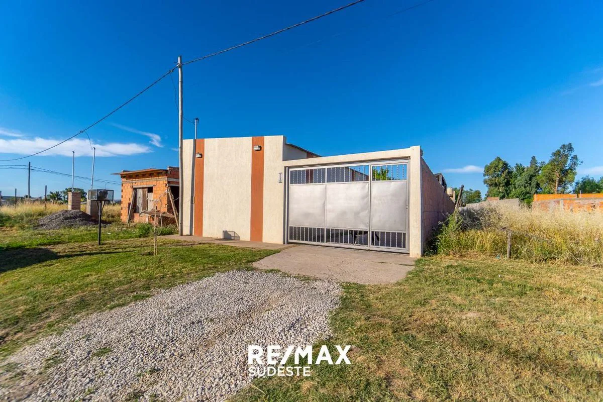 Venta casa 2 dormitorios con quincho foto 3