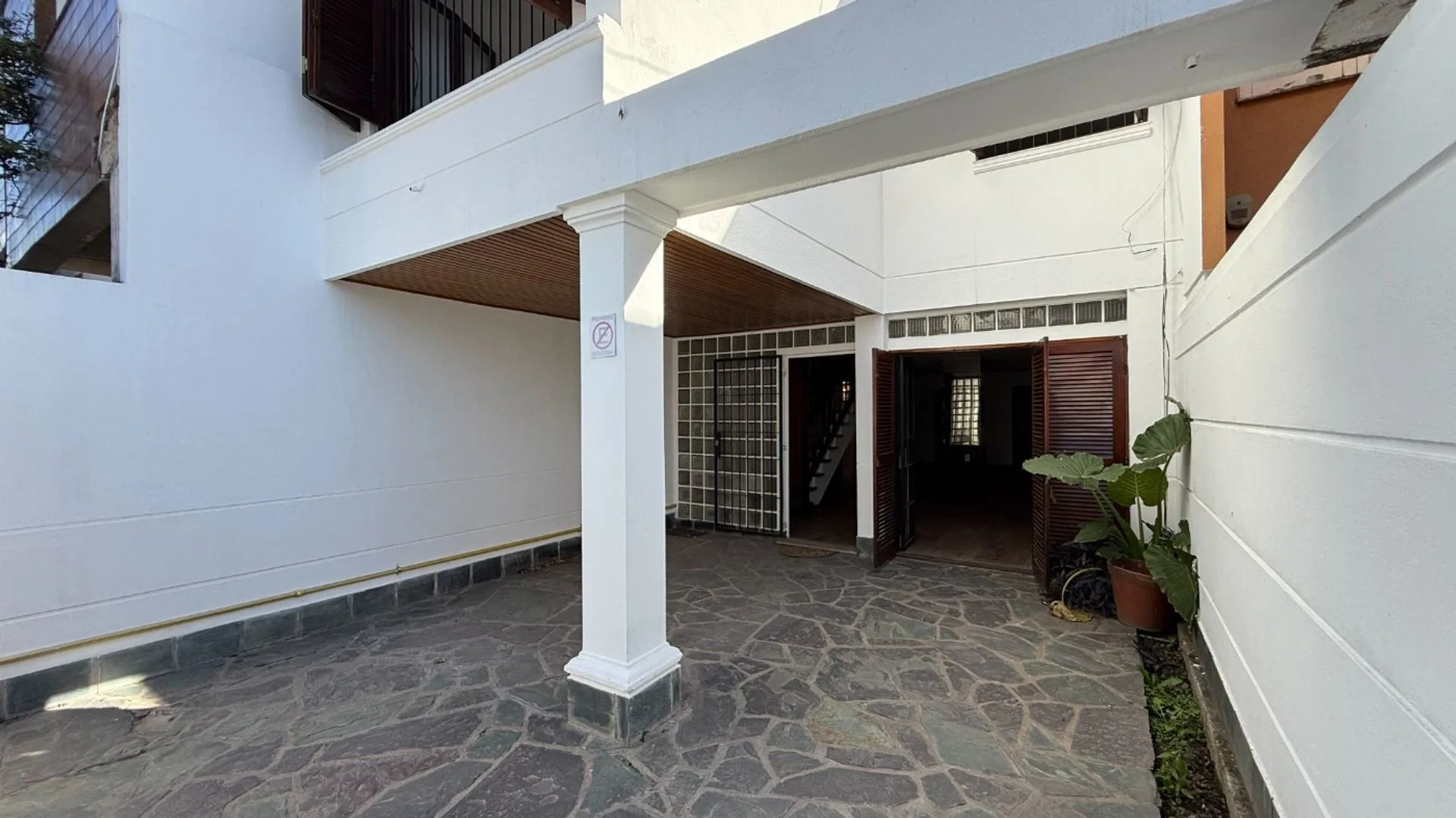 VENTA CASA 5 DORMITORIOS B° CENTRO foto 3