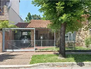 Casa 4 ambientes con pileta y parrilla en venta en Castelar Sur foto 1