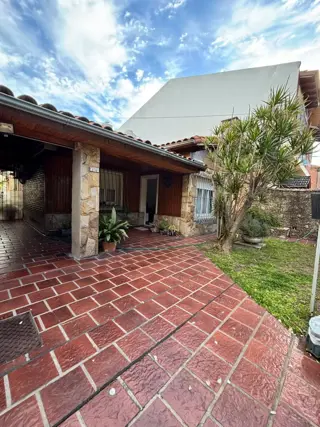 Casa 4 ambientes con pileta y parrilla en venta en Castelar Sur foto 2