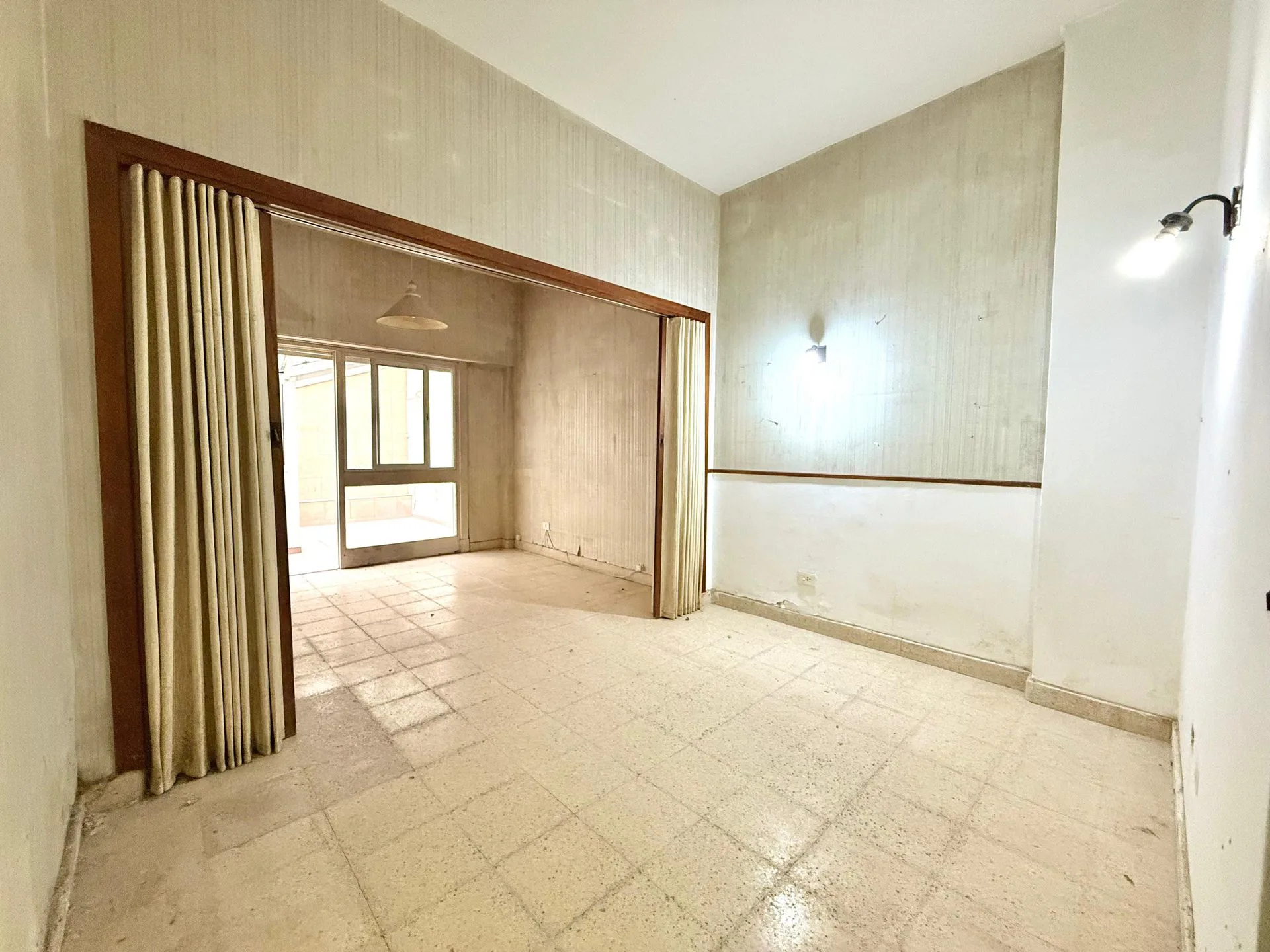MONOAMBIENTE DE 47 M2 EN PB- GRAN PATIO- CENTR0