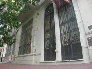 Interesante PH de 230 m2 frente a Plaza Lezama foto 1