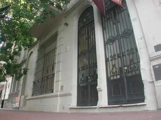 Interesante PH de 230 m2 frente a Plaza Lezama