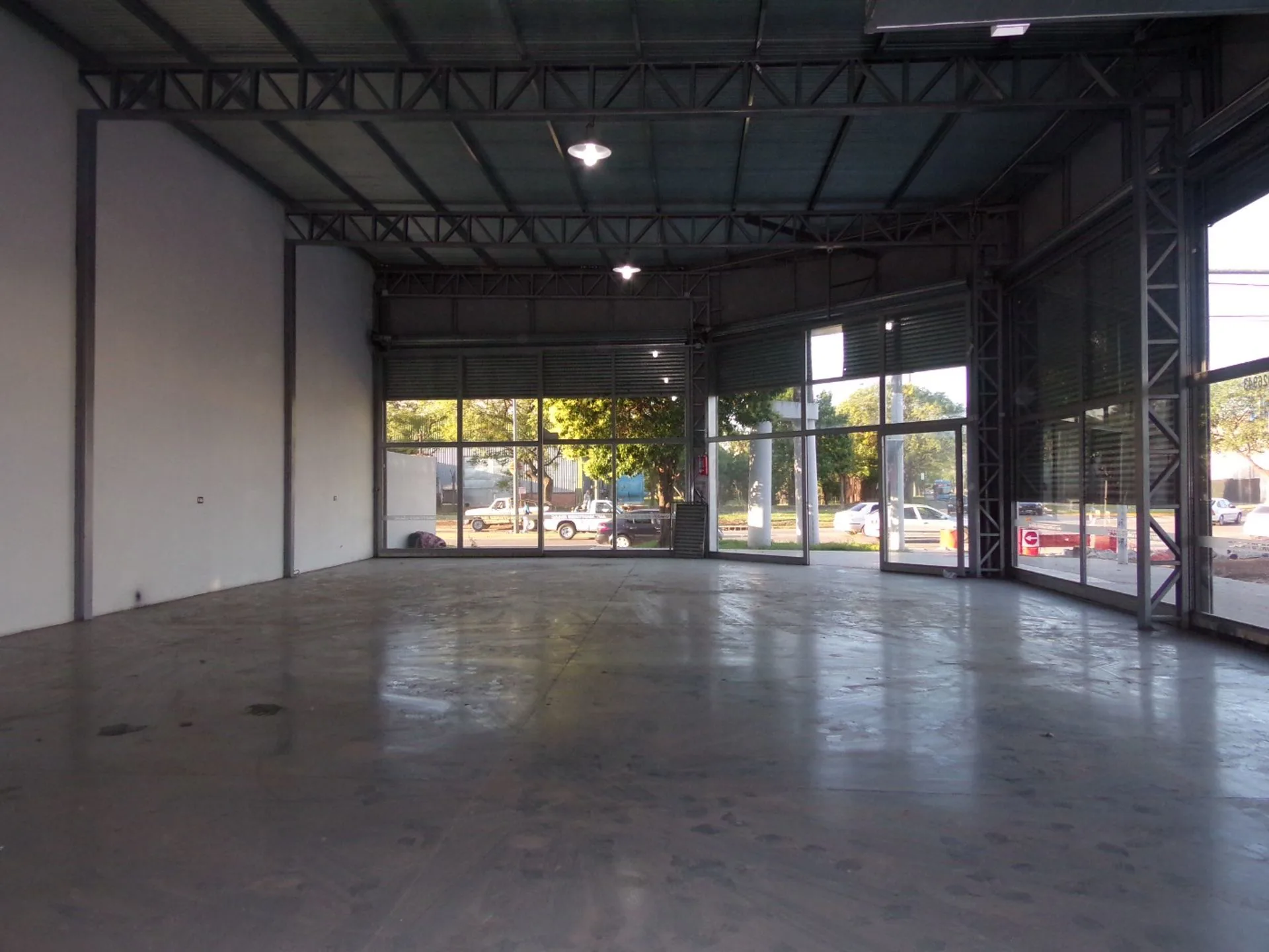 Local Comercial en Venta Uriburu y Av Francia foto 3