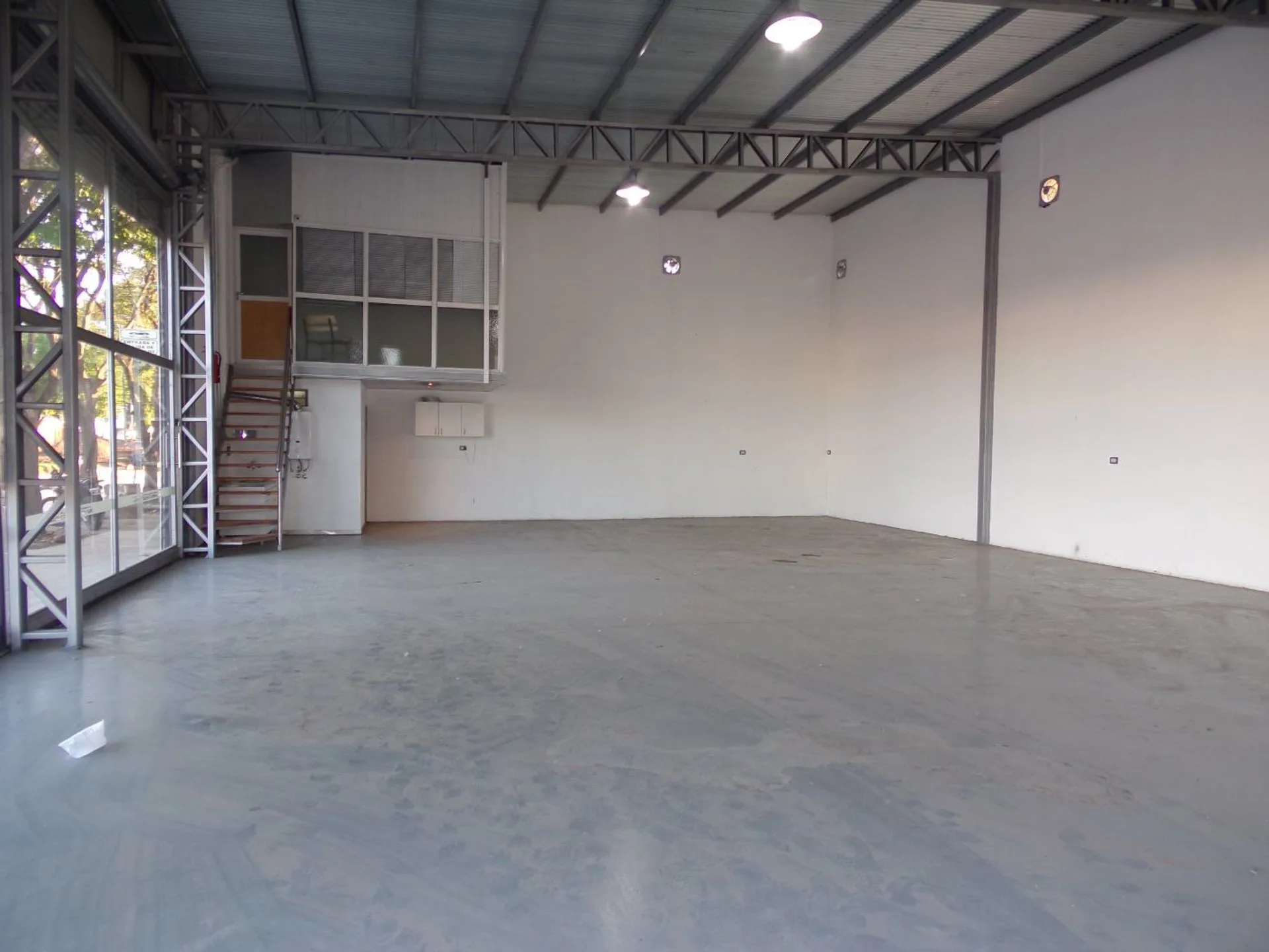 Local Comercial en Venta Uriburu y Av Francia foto 5