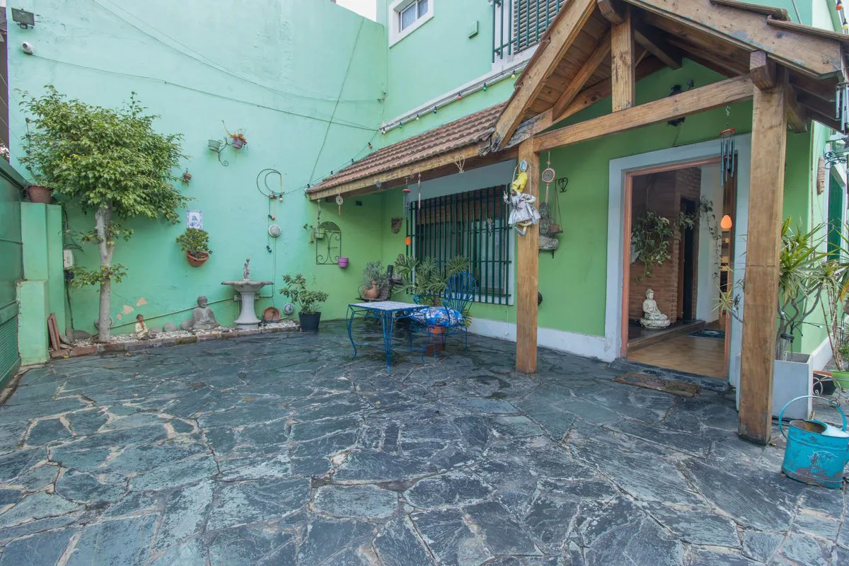 Casa en lote propio con jardín, 6 ambientes foto 2