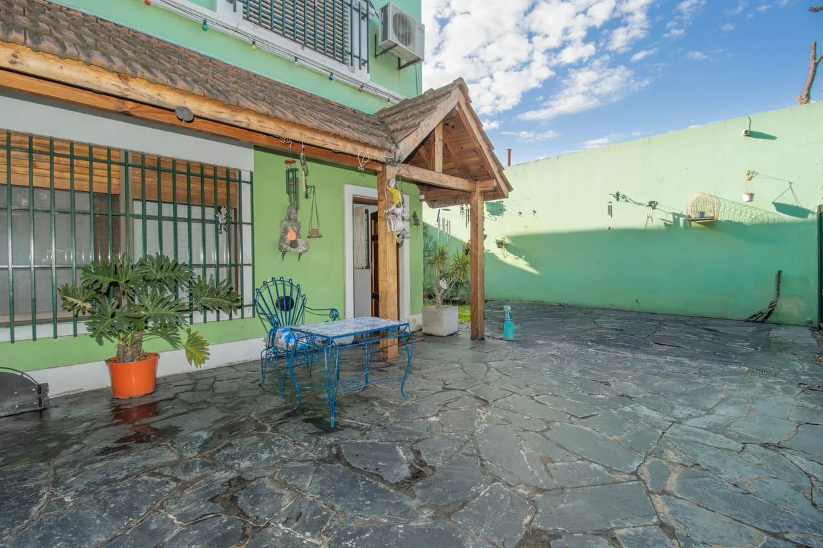 Casa en lote propio con jardín, 6 ambientes foto 3