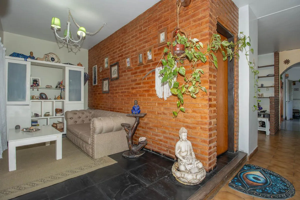Casa en lote propio con jardín, 6 ambientes foto 4