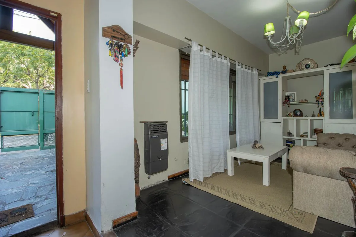 Casa en lote propio con jardín, 6 ambientes foto 5