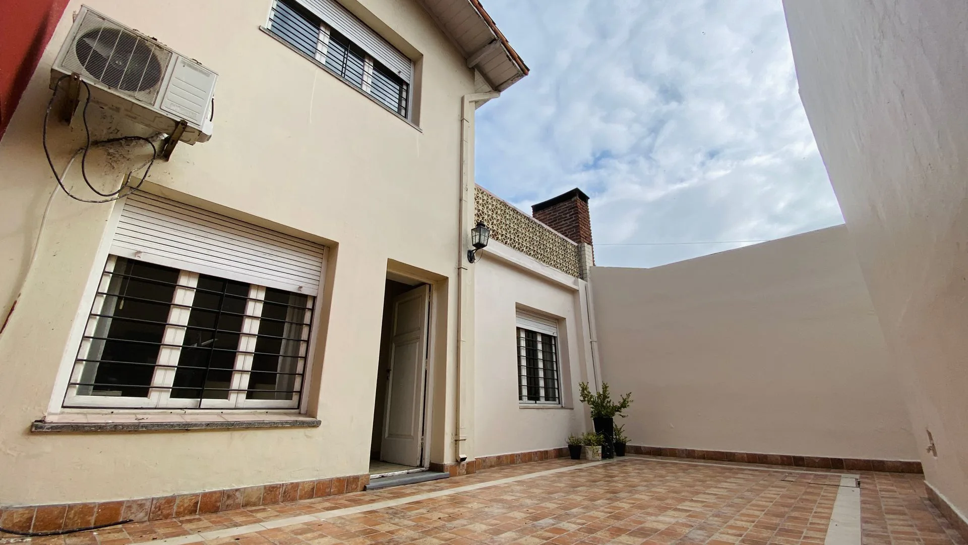 VENTA CASA GRANDE FRENTE A PLAZA PERALTA RAMOS foto 2