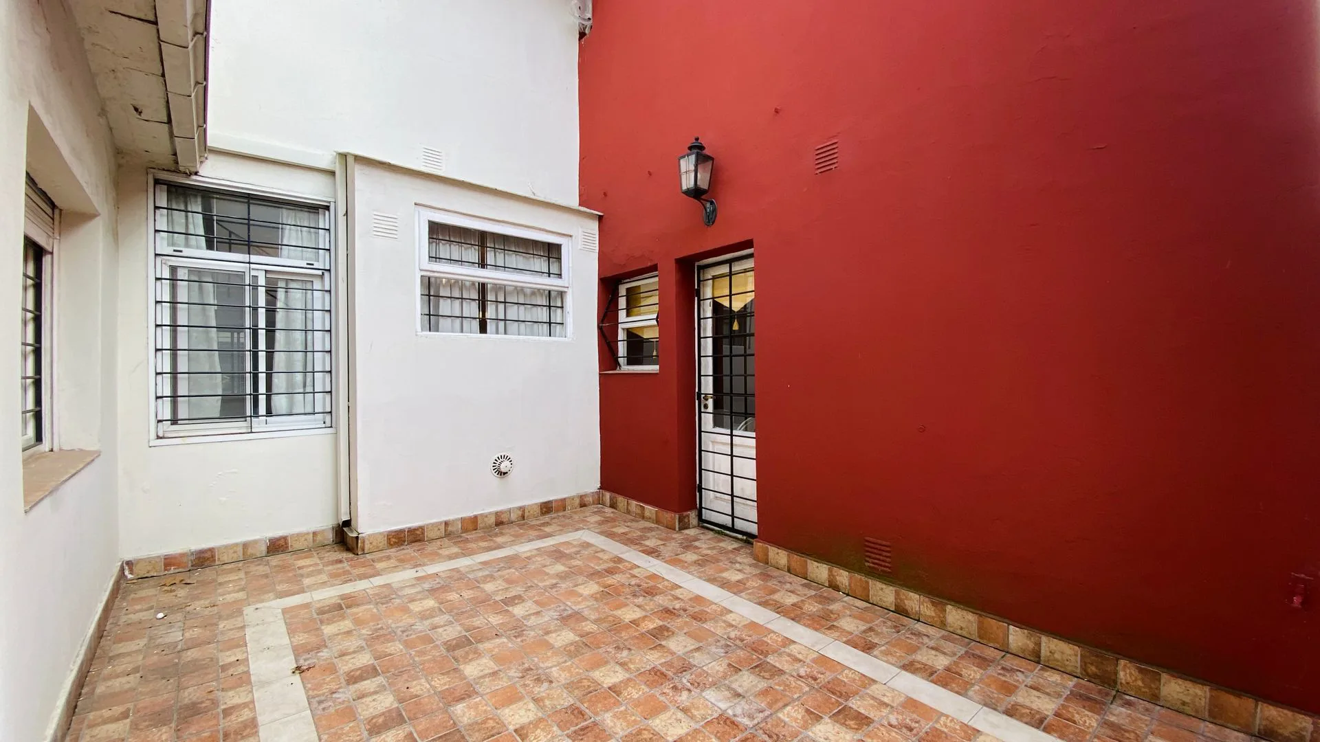 VENTA CASA GRANDE FRENTE A PLAZA PERALTA RAMOS foto 3